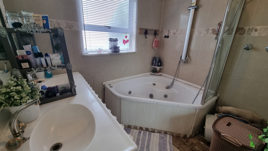 8 Bedroom Property for Sale in Die Bos Western Cape